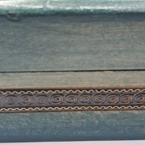 Beautiful wooden box with fish detailing. - Picture 5 of 8